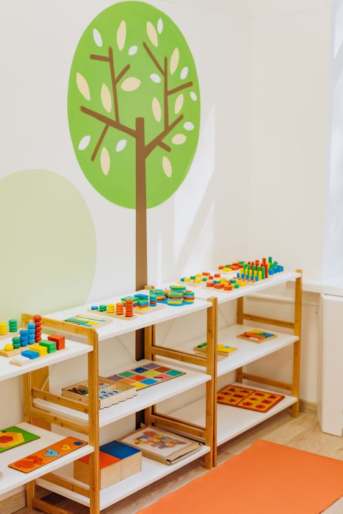 Giochi educativi in legno nell’esempio di sito della scuola